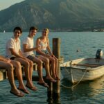 Freundemoment am Gardasee bei Sonnenuntergang